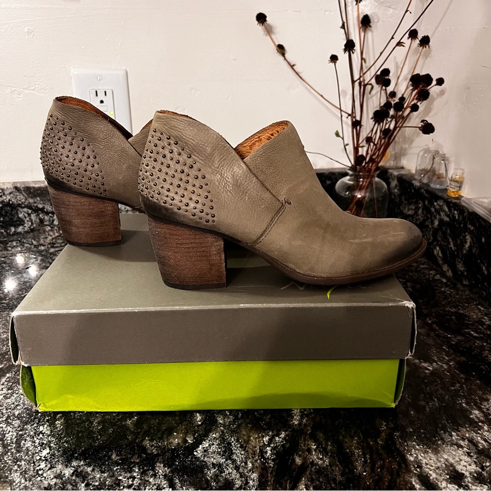 Vintage Naya Eco - Olive Green - Leather Booties - 
US 8.5